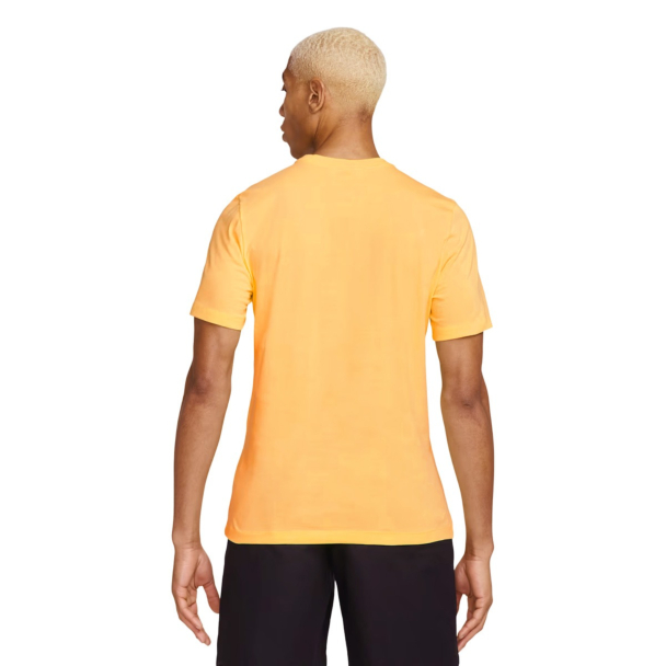 Camiseta Nike Sportswear Club Laranja